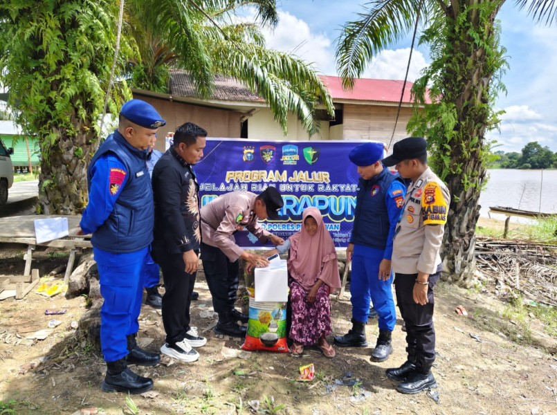 Tetap Konsisten Jalankan Program JALUR, Sat Polairud bersama Baznas Bantu Warga Pesisir Perairan