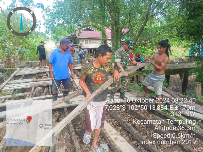 Kompak, Babinsa Koramil 03/Tpl Dengan Warga Goro Bersama Perbaiki Jembatan