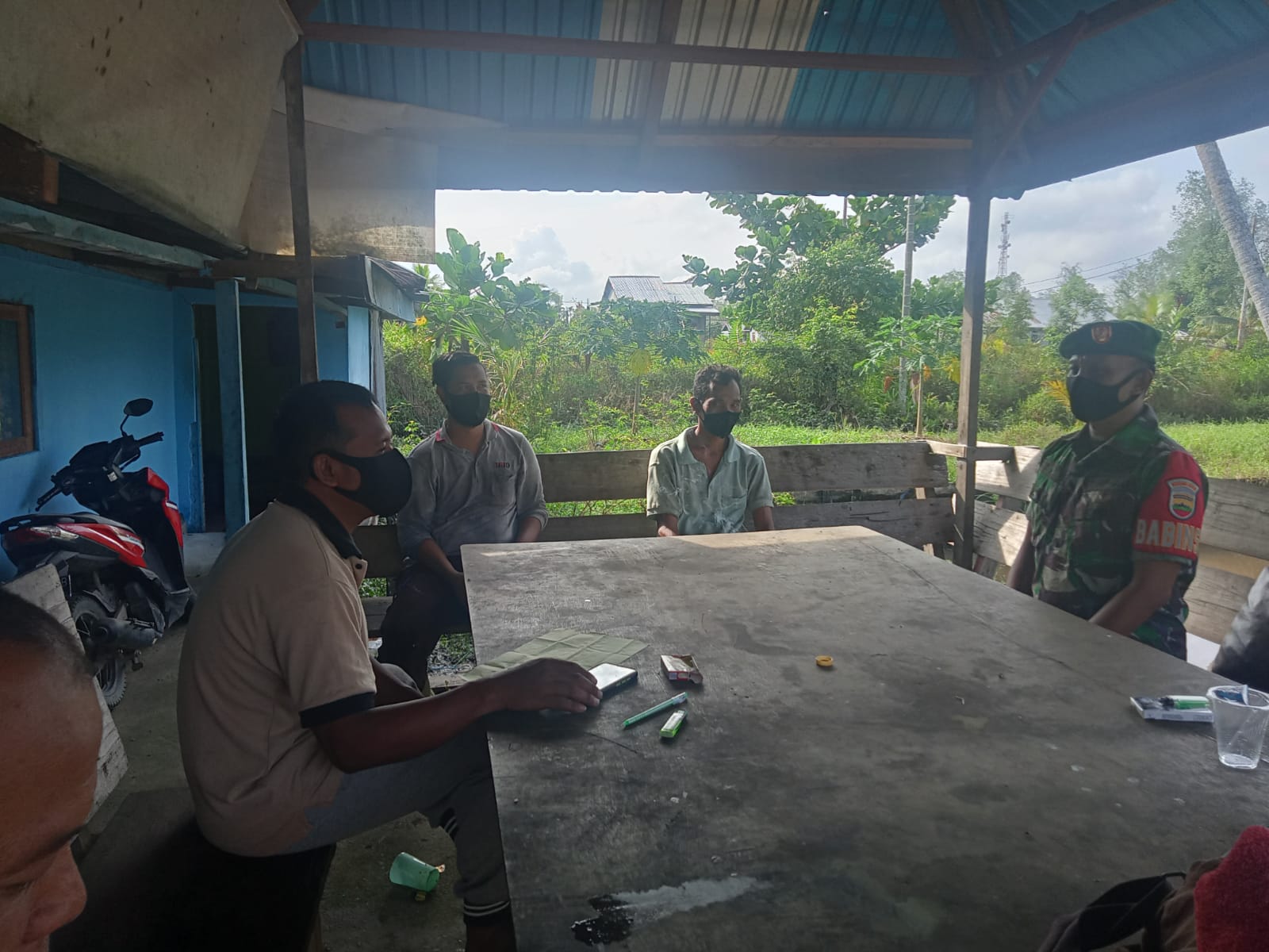 Komsos Bersama Masyarakat Setempat Oleh Babinsa Koramil 04/Kuindra