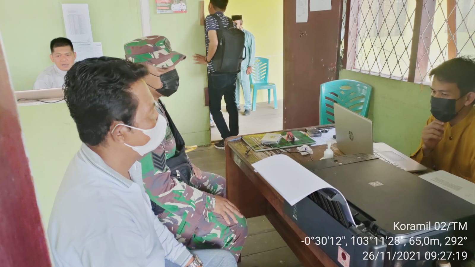 Perkuat Sinergitas, Babinsa 02/Tanah Merah Komsos dengan Staf Kecamatan Enok