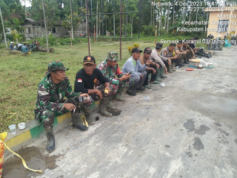 Di Sela Sela Istirahat Goro, Danramil 03/Tpl Kapten Inf Riswanto Komsos Dengan Warga