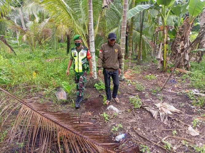 Babinsa Koramil 04/Kuindra Bersama Petani Rutin Patroli Karlahut