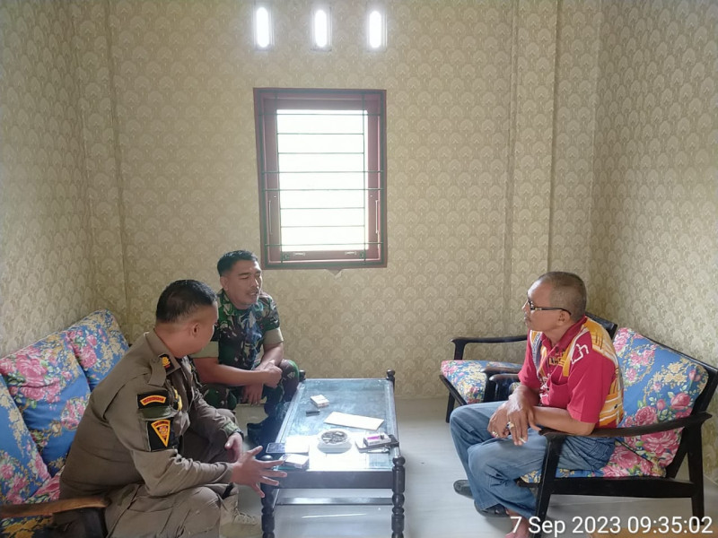 Bentuk Kepedulian Koramil 07/Reteh Melalui Komsos Bersama Aparatur Kelurahan