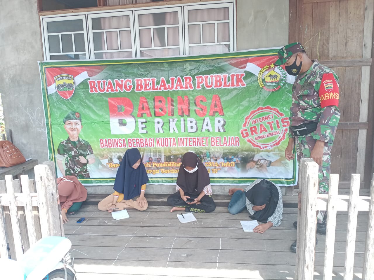 Babinsa Koramil 04/Kuindra Mudahkan Siswa Belajar Daring di Concong