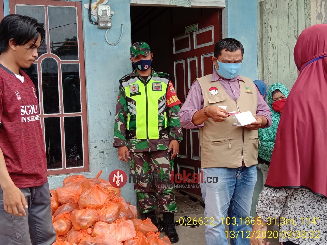 Koptu Ronald Manalu Dampingi Penyaluran Bantuan BPNT di Simpang Jaya