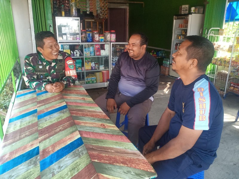 Lebaran Idul Fitri sudah di Ambang Pintu, Babinsa Koramil 03/Tpl Komsos Bersama Warga