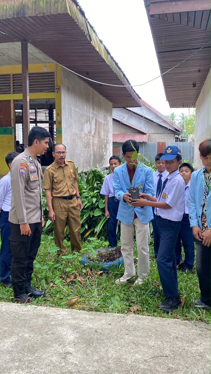 Green Policing dan Sosialisasi Bahaya Narkoba Digelar di SMPN 02 Tembilahan
