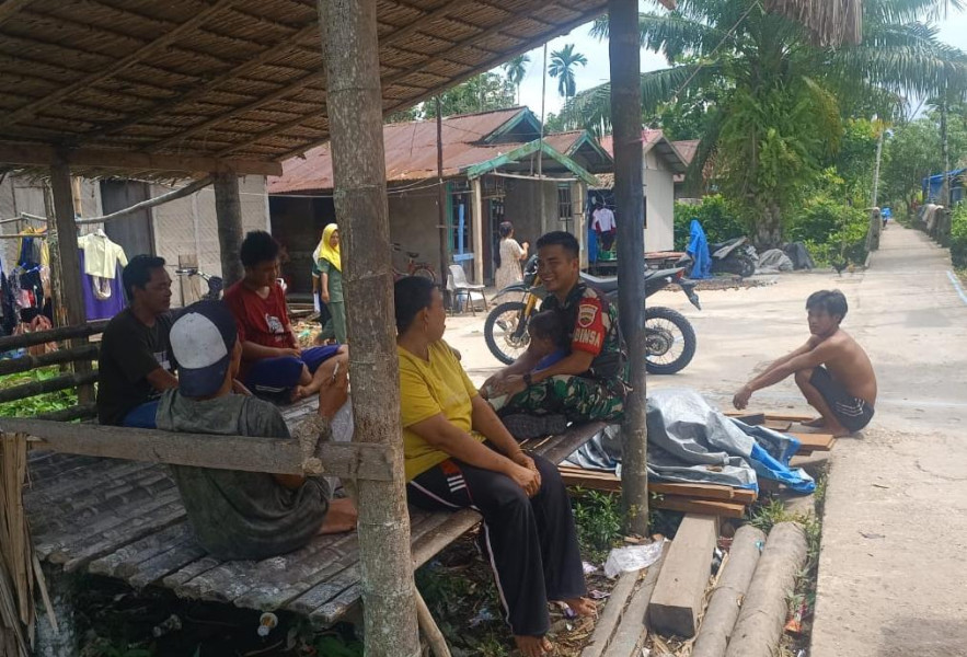 Suasana Santai Penuh Keakraban Antara Babinsa 03/Tpl Dengan Warga Binaan