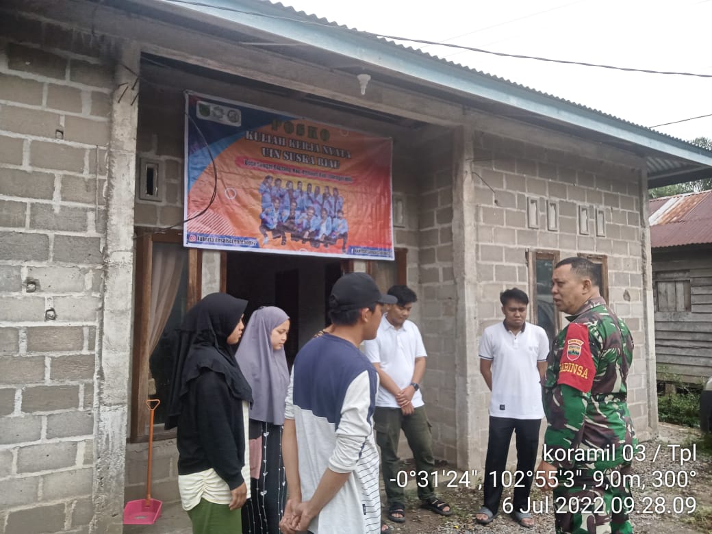 Babinsa 03/Tempuling Serka Faisal Sambangi Posko Mahasiswa KKN Di Desa Sungai Gantang