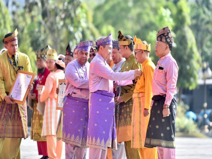 HUT Ke-66 Provinsi Riau, Pj Bupati Kampar Terima Penghargaan Lencana Wira Bangun Desa