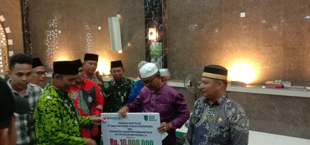 Pj. Bupati Inhil Bersama Rombongan Lanjutkan Safari Ramadhan Sekaligus Pemberian Santunan Bagi Kaum Dhuafa