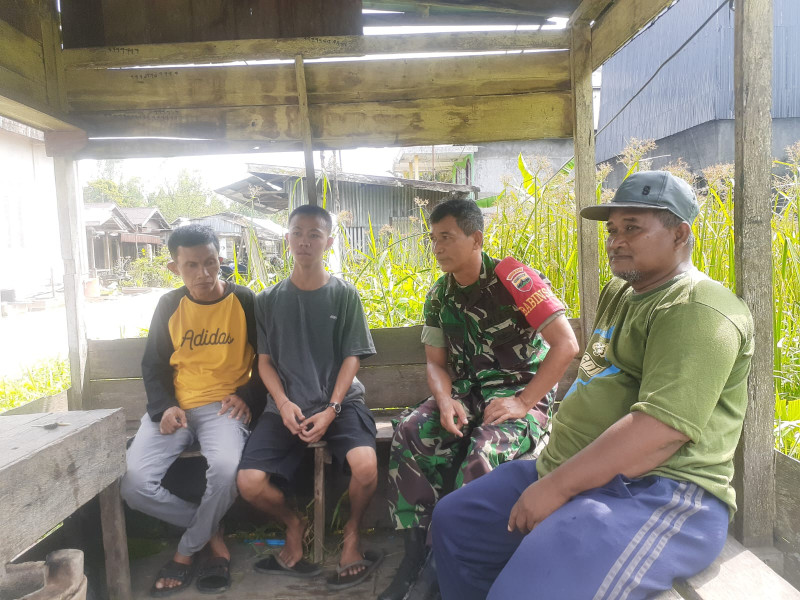 Babinsa Pelda Nofiandi Giat Komsos Di Binaan Bersama Masyarakat