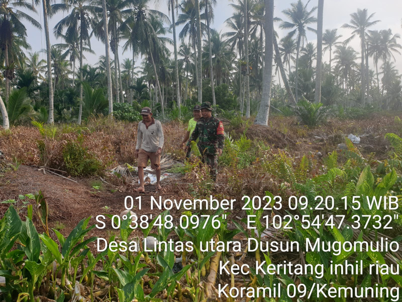 Bersama Masyarakat, Babinsa Koramil 09/Kemuning Turun Untuk Memantau Titik Api