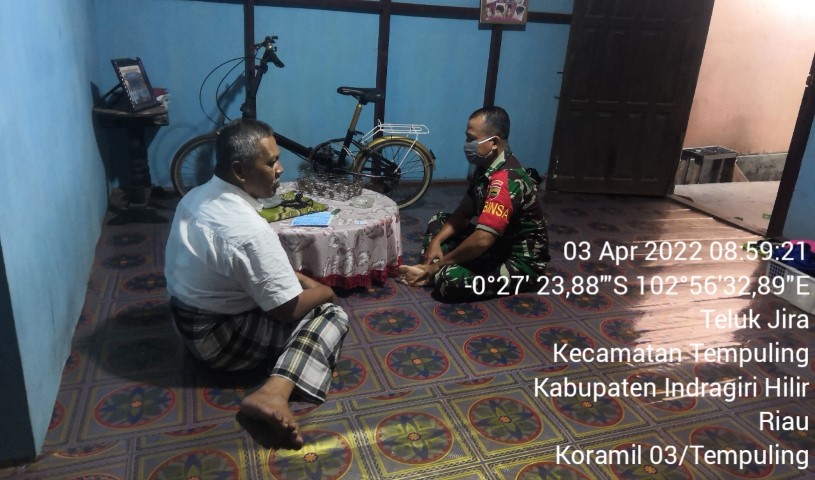 Komsos Babinsa 03/Tempuling Dengan Kepala Dusun, Ajak Warga Manfaatkan Lahan Kosong