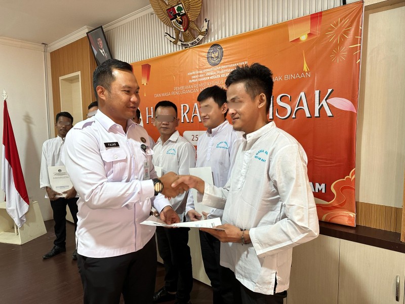 Potongan Hukuman 15 Hari dan 1 Bulan, KaRutan Batam Berikan Remisi Khusus Waisak 2025 Kepada 6 Orang Warga Binaan