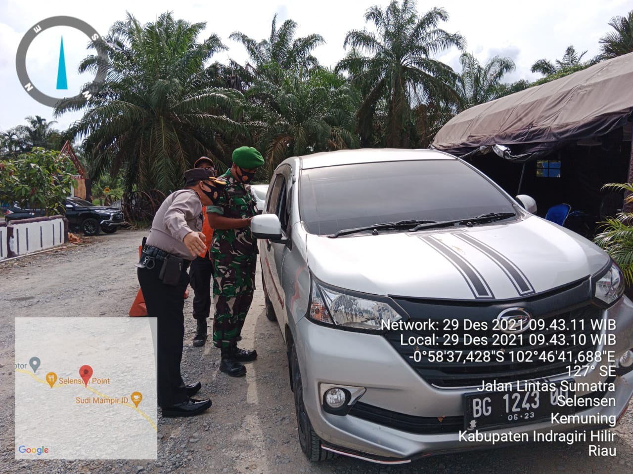 Berhentikan Mobil, Babinsa 09/Ikut Serta Lakukan Pengamanan di Posko Natal dan Tahun Baru 2022