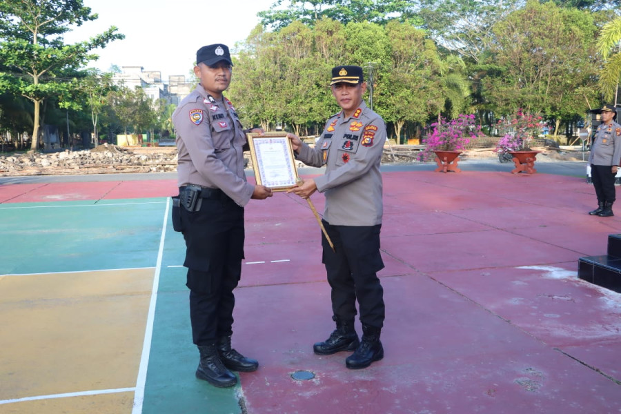 Sosok Briptu Aidil Terima Penghargaan dari Kapolres Inhil