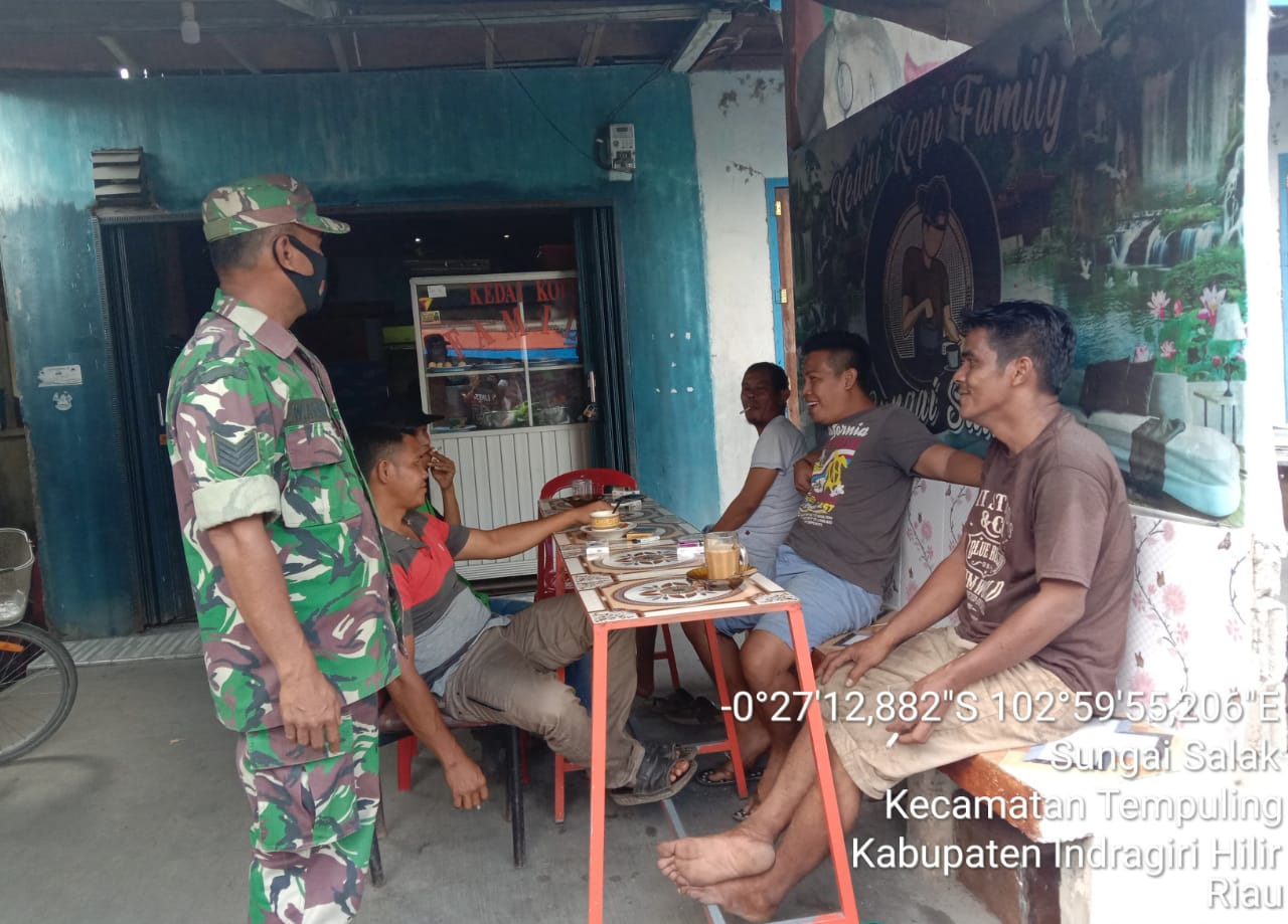 Babinsa Koramil 03/Tempuling Kodim 0314/Inhil Komsos ke Tomas & Toda