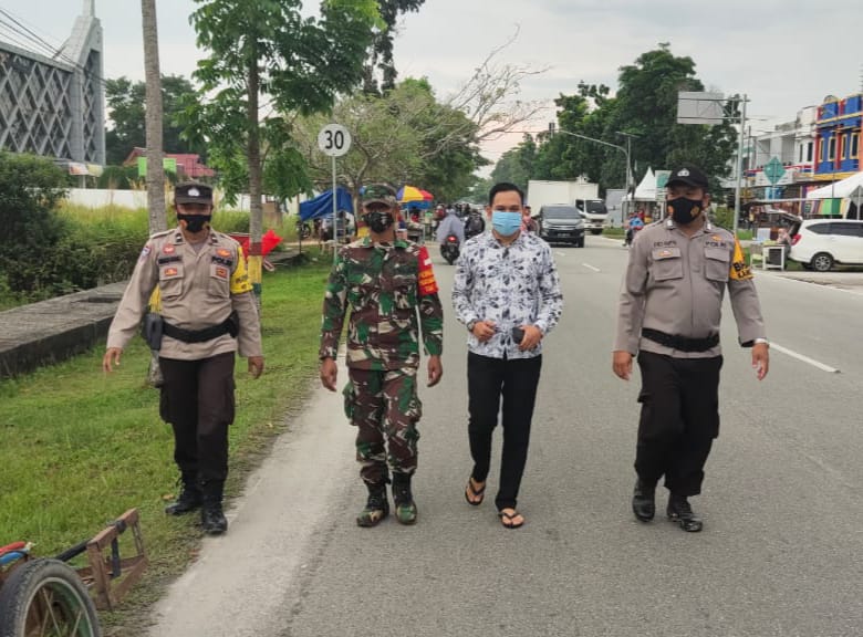 Tim Gabungan Patroli PPKM Himbau Warga Agar Patuhi Protokol Kesehatan Tim Gabungan Patroli PPKM Himbau Warga Agar Patuhi Protokol Kesehatan