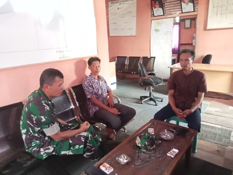 Babinsa Koramil 07/Reteh Gelar Komsos, Himbau Masyarakat Jaga Kamtibmas dan Keselamatan