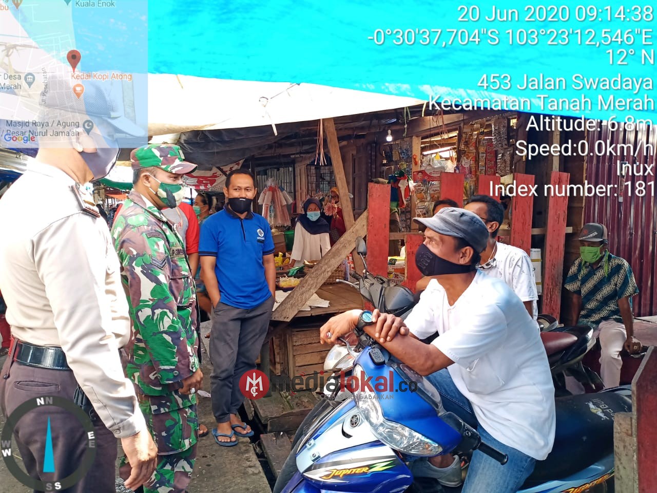 Koramil 02/Tanah Merah dan Polsek Lakukan Penertiban Wajib Pakai Masker di Pasar Kampung Laut