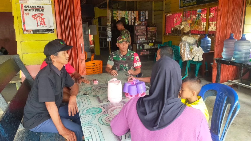 Babinsa Koramil 03/Tpl Himbau Warga Ciptakan Kondusifitas Kamtibmas Di Bulan Ramadhan