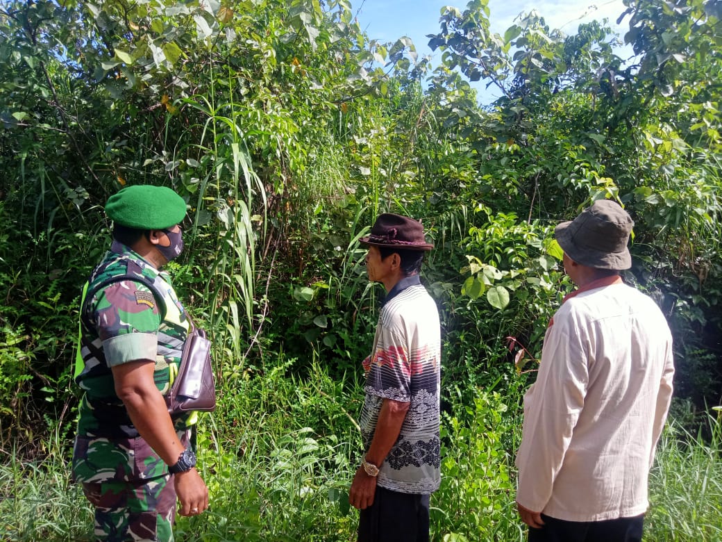 Ingatkan Warga Soal Karhutla, Babinsa 04/Kuindra Lakukan Sosialisasi