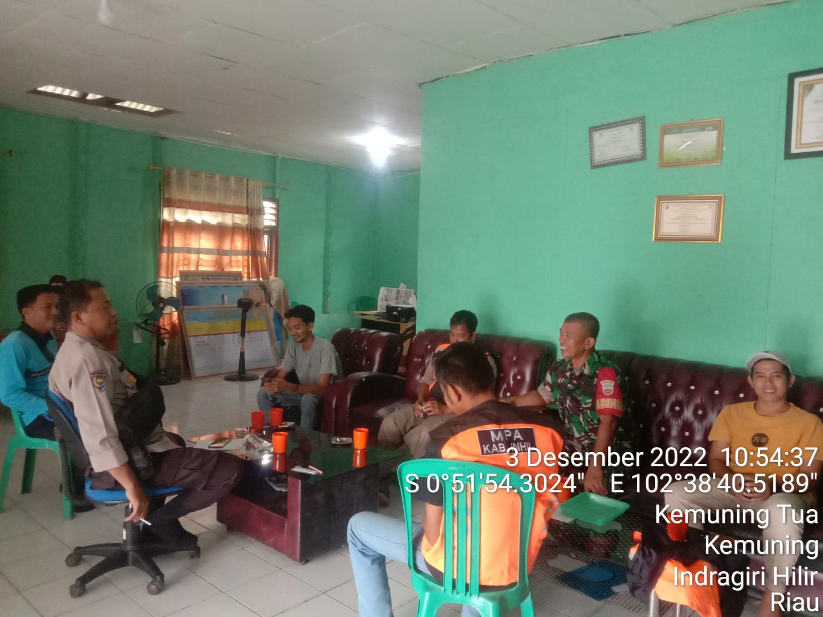 Mempererat Silaturahmi Antara Babinsa Koramil 09/Kemuning Dan Pemerintahan Desa Melalui Komsos