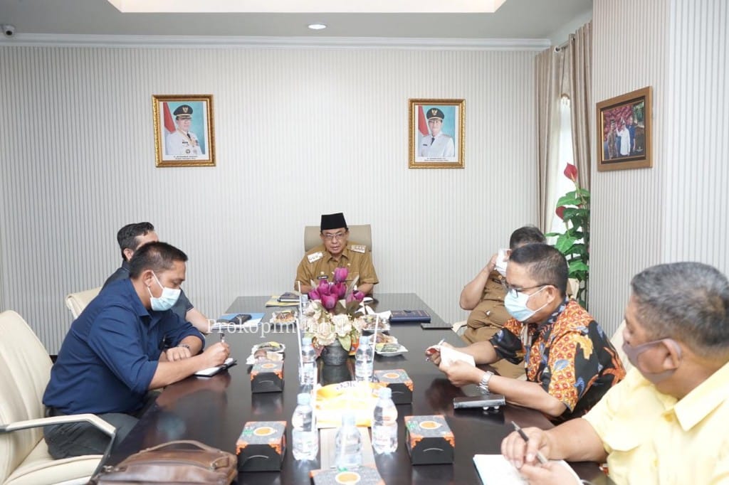 Bupati Inhil Pimpin Rapat Pertemuan PT BBS dengan PT Pulau Sambu Guntung