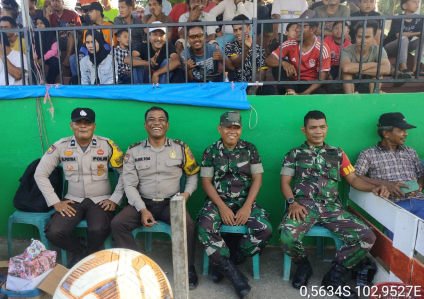 Babinsa 03/Tpl Bersama Bhabinkamtibmas Amankan Turnamen Sepak Bola DPI Cup Tahun 2023