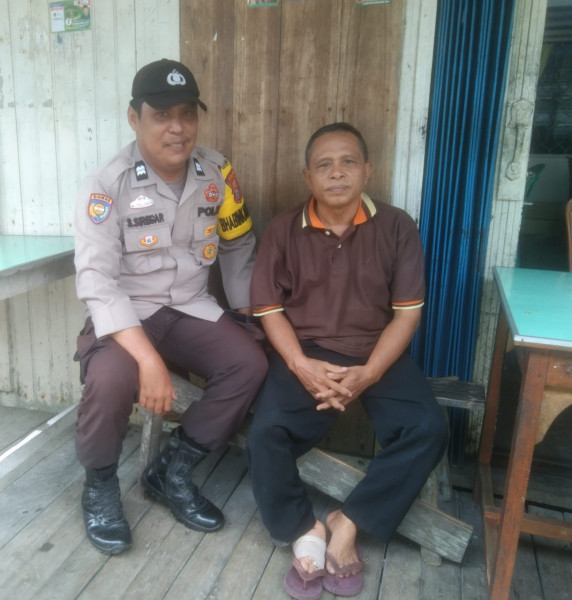 Sampaikan Pesan Kamtibmas Sekaligus Sambangi Warga Bersama Bhabinkamtibmas Desa Simpang Gaung Aipda Safrizal Zufri