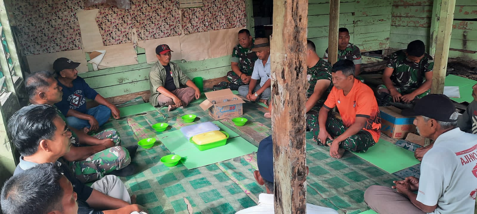 Bentuk Kebersamaan, Babinsa Koramil 03/Tempuling Istirahat Makan Siang Dengan Warga Usai Gotong Royong