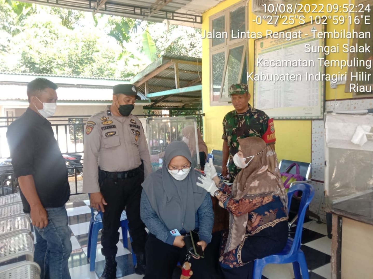 Bersama Bhabinkamtibmas, Babinsa 03/Tempuling Dampingi Pelaksanaan Vaksinasi Di Puskesmas Tempuling