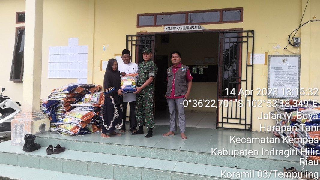 Babinsa 03/Tempuling Monitoring Penyaluran Bantuan Pangan Pemerintah
