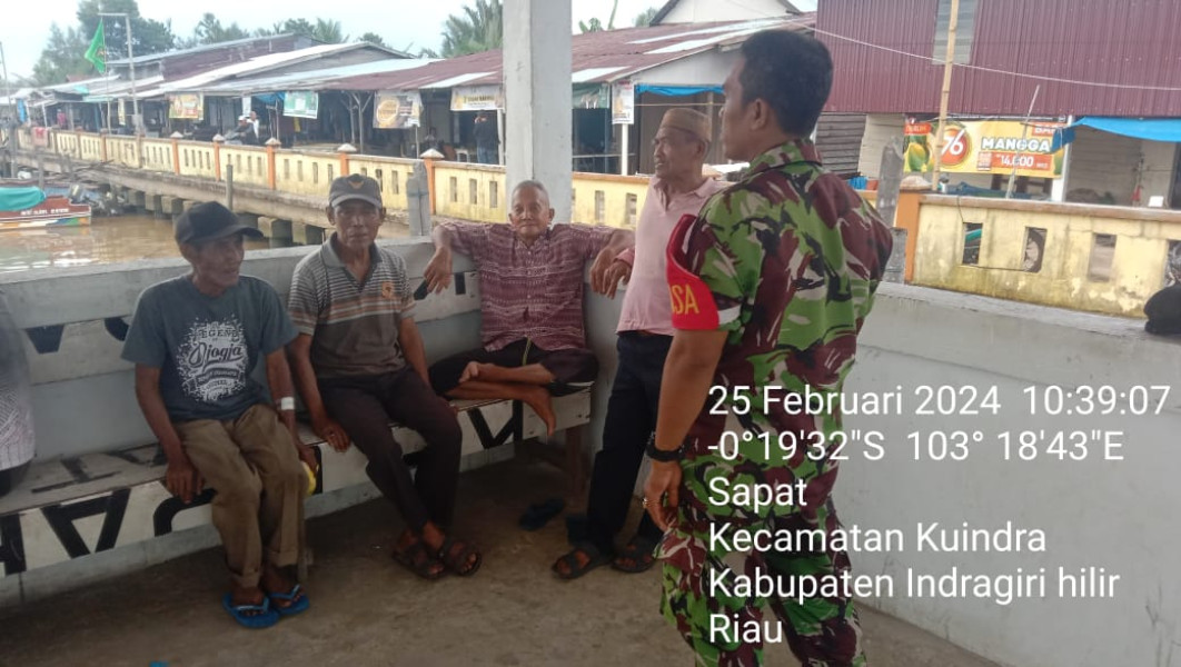 Babinsa Koramil 04/Kuindra Ciptakan Kerukunan di Lingkungan Setempat