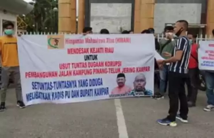Pendemo Desak Kejati Riau tak Tebang Pilih Usut Kasus Korupsi Proyek Jalan di Kampar.