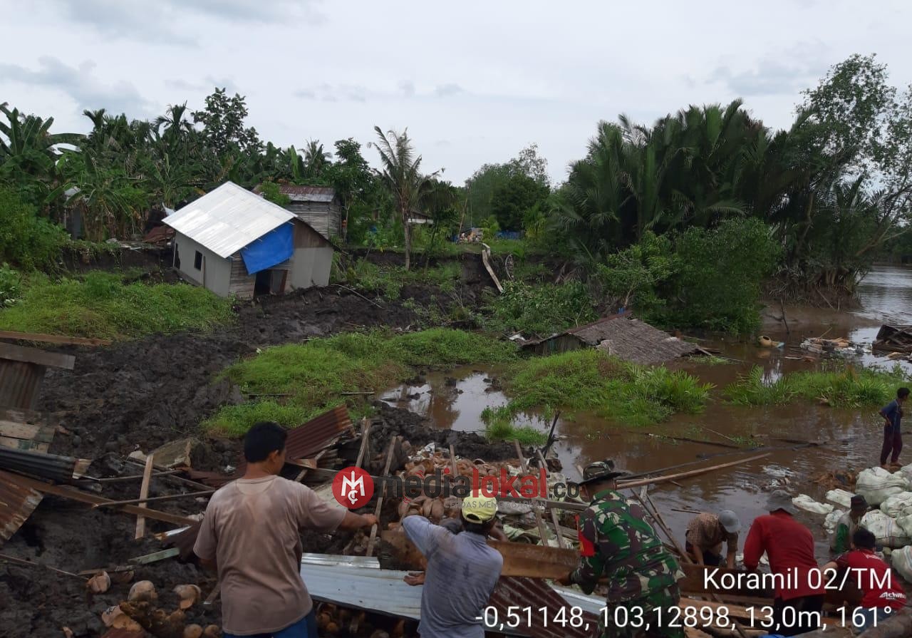 Tanah Longsor di Enok Hanyutkan Rumah Warga Desa Sungai Ambat 