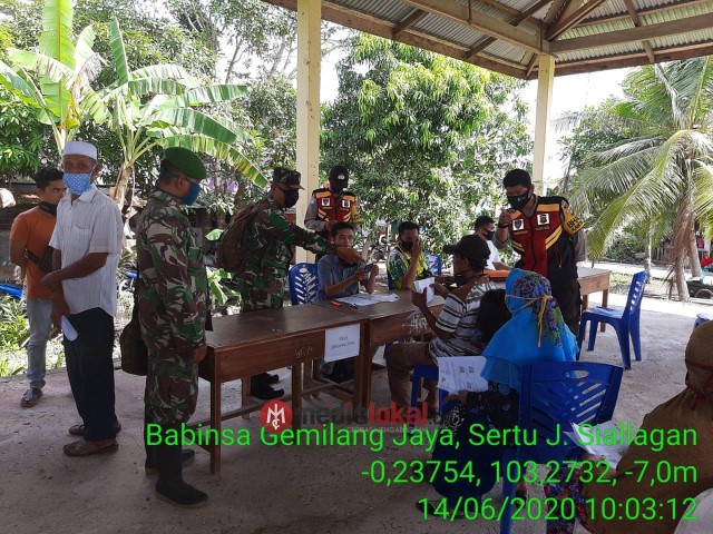 Danramil 12/Batang Tuaka Tinjau Langsung Pembagian BST Serentak Seluruh Desa