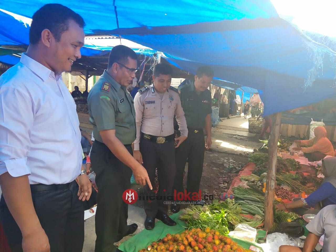 Danramil 03/Tempuling Cek Harga Sembako di Pasar Tradisional Tempuling