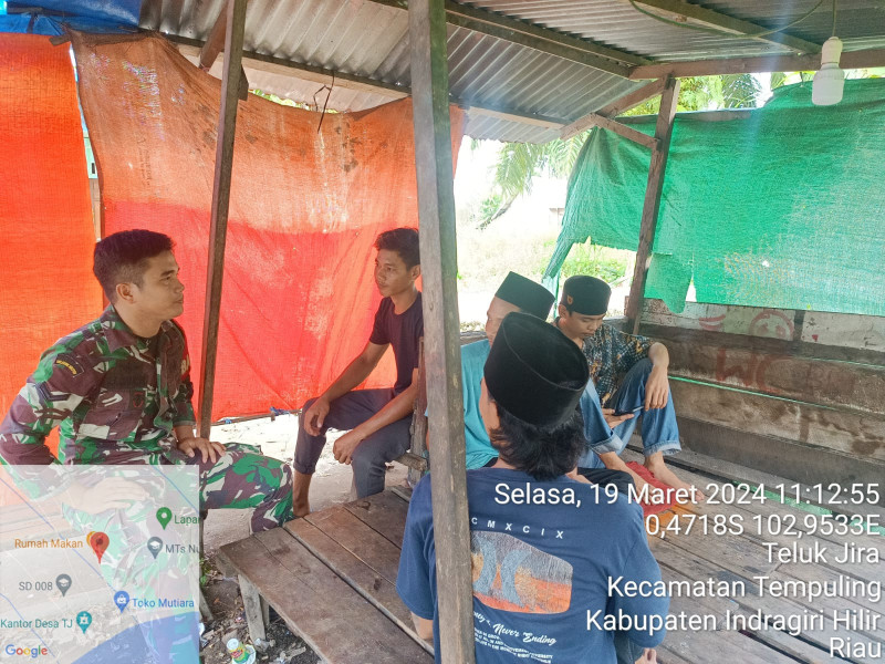 Bersama Para Pemuda Babinsa 03/Tpl Ciptakan Keamanan dan Ketertiban Di Bulan Suci Ramadhan