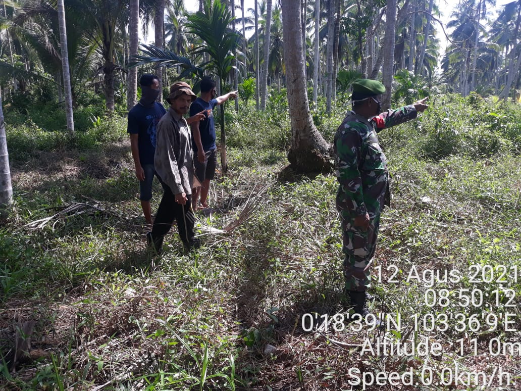 Babinsa Sertu Wirman Bersama Warga Lakukan Antisipasi dan Patroli Karlahut di Desa Air Tawar