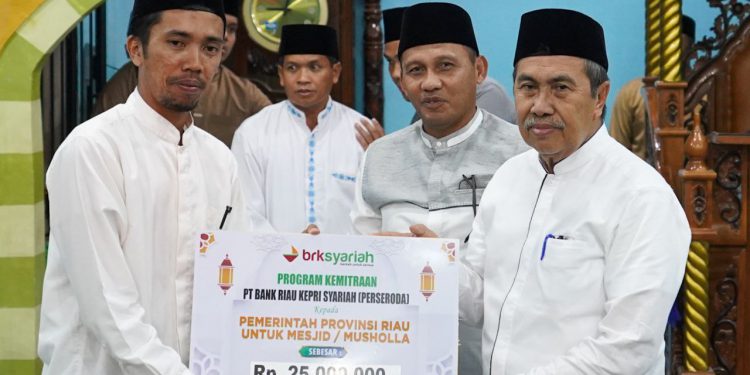Gubri Serahkan Bantuan Rp25 Juta untuk Masjid Nurul Yaqin