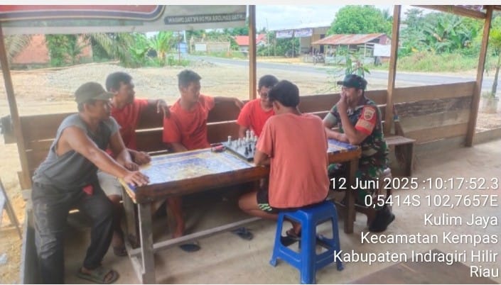 Babinsa Kopda Jalaluddin Ajak Masyarakat Jaga Kebersihan dan Keamanan Desa, Wujudkan Lingkungan yang Sehat dan Aman