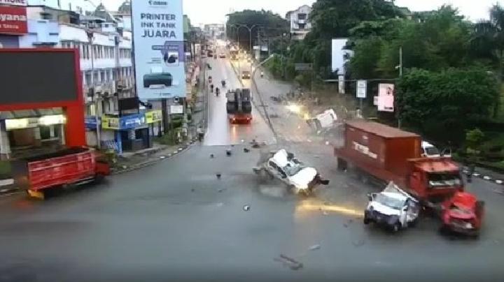 Diduga Rem Truk Tronton Blong , Ini Kronologi Kecelakaan Maut di Balikpapan