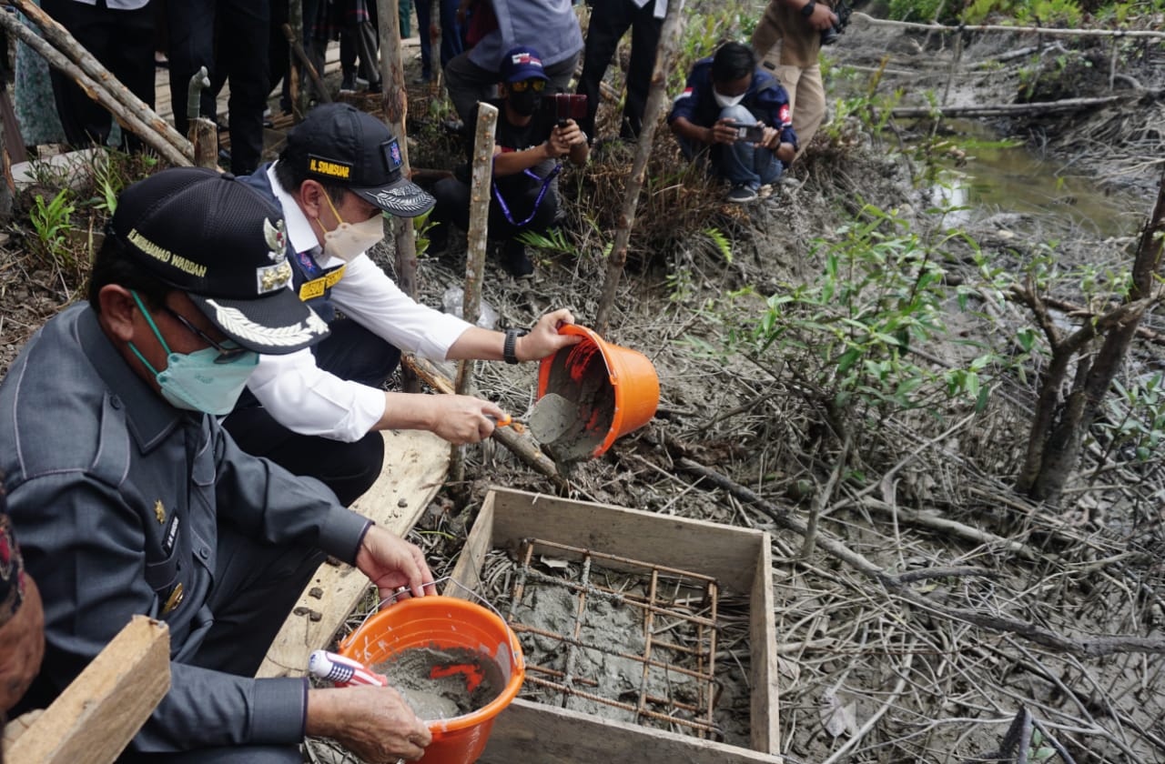 Bupati Inhil Dampingi Gubri Lakukan Peletakan Batu Pertama Relokasi RLH