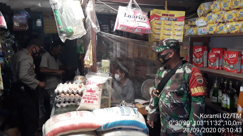Babinsa Koramil 02/Tanah Merah Kodim 0314/Inhil Lakukan Komsos Penegakan Prokes di Enok