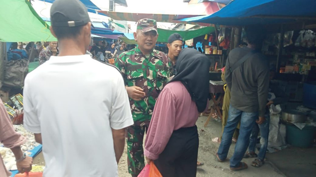 Wujudkan Kebersamaan, Babinsa Koramil 05/Gas Serma Tota Simbolon Melaksanakan Giat Patroli di Pasar Mingguan