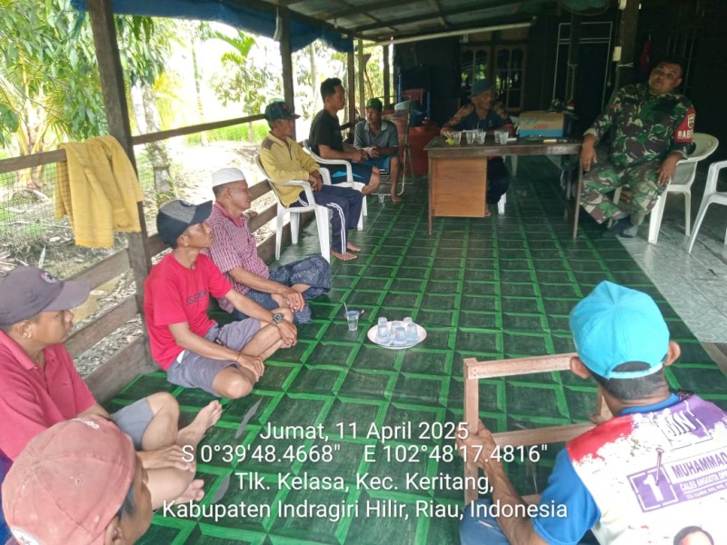 Komsos Babinsa Koramil 09/Kemuning  Meningkatkan Rasa Kekeluargaan dan Hubungan Baik dengan Warga Desa