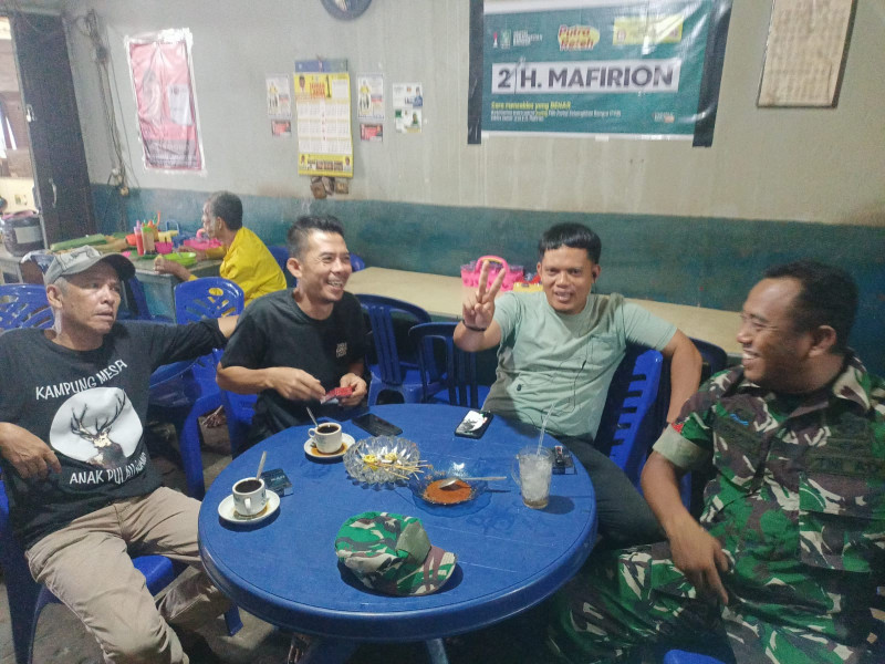 Babinsa Koptu Margono Berbagi Informasi Terkait Situasi di Binaan Dengan Warga