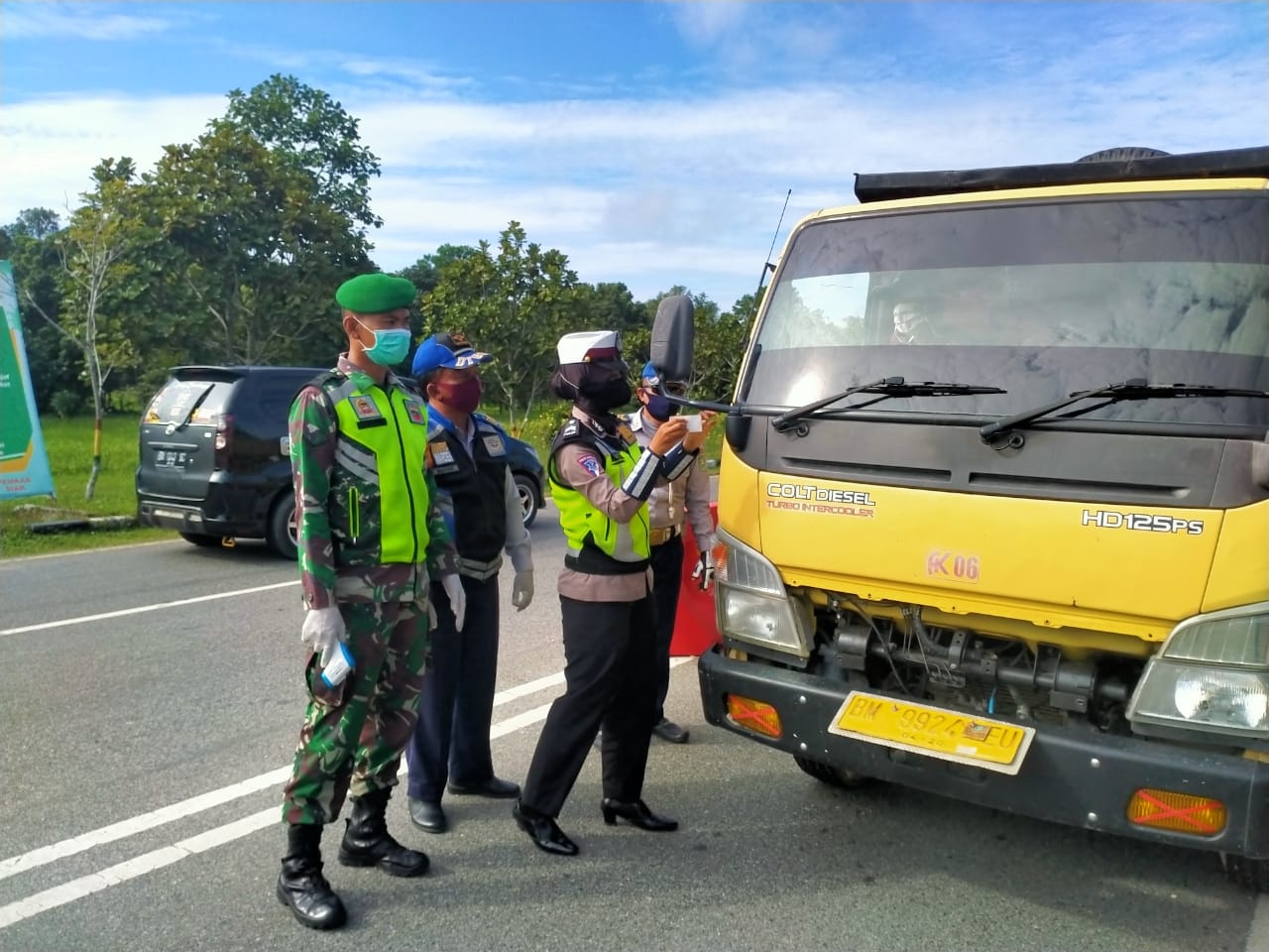 Anggota Koramil 03/Siak Ikut Serta Dalam Pengamanan Pos Pantau Penyebaran Covid-19 Anggota Koramil 03/Siak Ikut Serta Dalam Pengamanan Pos Pantau Penyebaran Covid-19